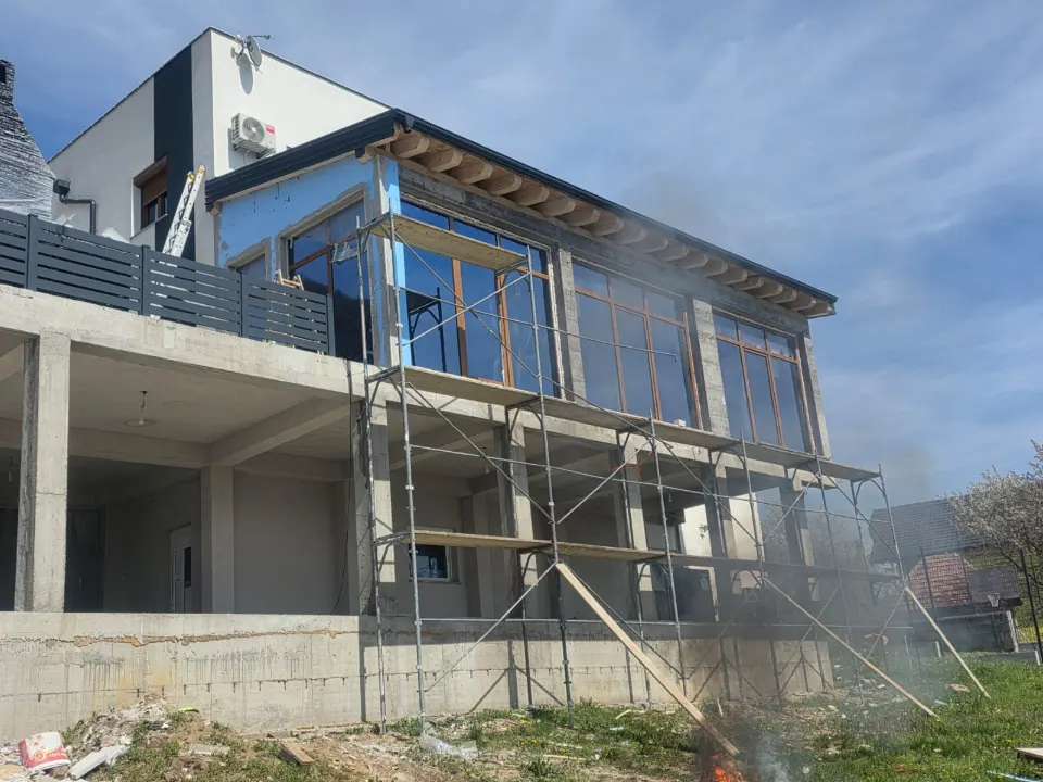 Kuća na sprat u izgradnji, sa skelom i novim prozorima