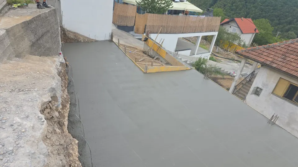Svježe izlivena betonska ploča uz kuću
