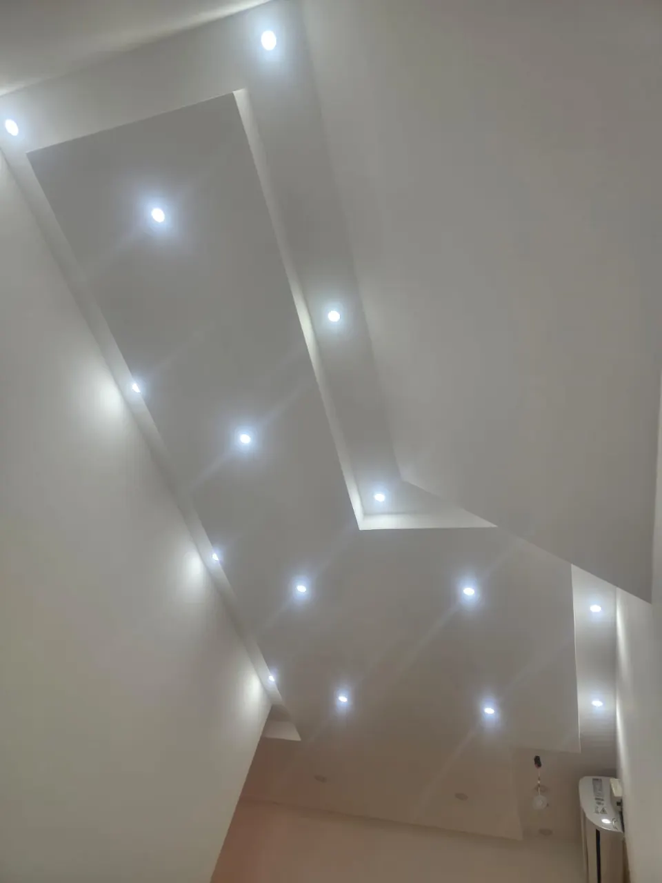 Spušteni strop s ugradnim LED spotovima, završen rad