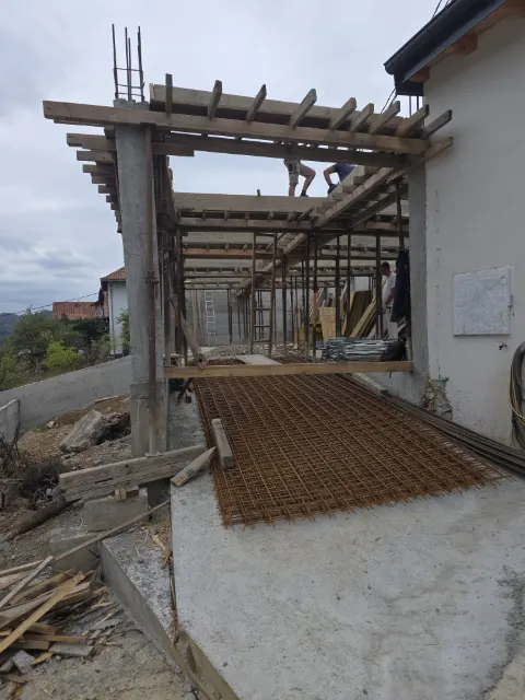 Armatura postavljena za betonsku ploču uz kuću