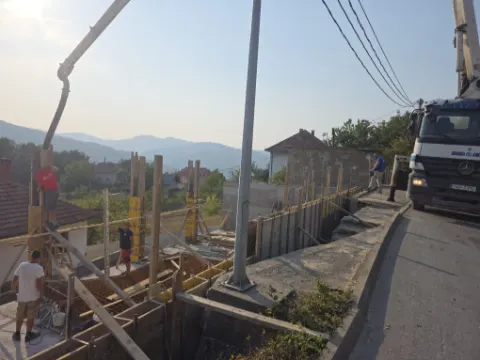 Pumpa za beton i oplata na gradilištu
