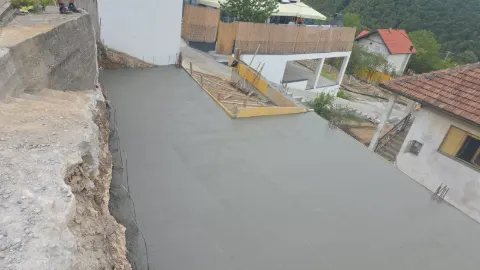Svježe izlivena betonska ploča uz kuću