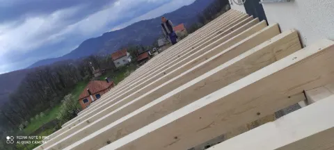 Drvene grede krovne konstrukcije, pogled uz krov