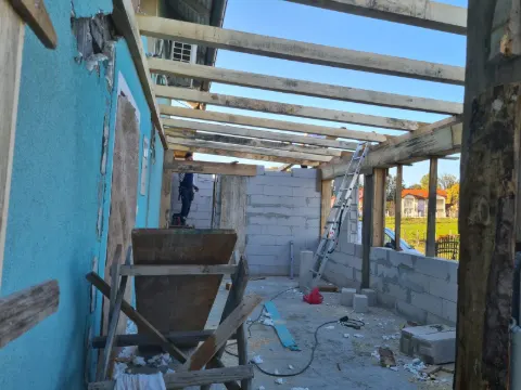 Nadstrešnica i zidanje blokovima uz postojeću kuću
