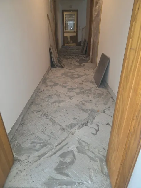 Hodnik u renoviranju, prije podnih pločica