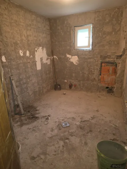 Kupatilo pripremljeno za nove instalacije, pogled prema prozoru