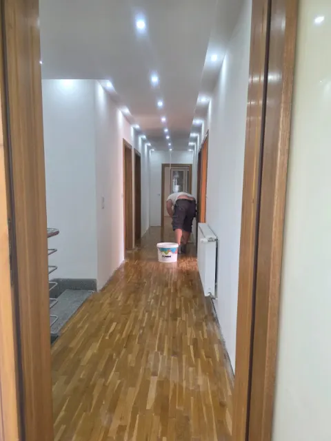 Hodnik s parketom i LED rasvjetom