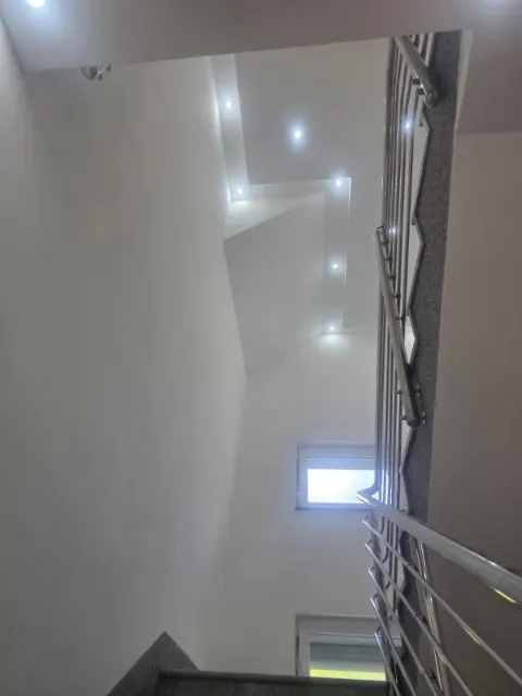 Stubište sa spuštenim stropom i LED spotovima